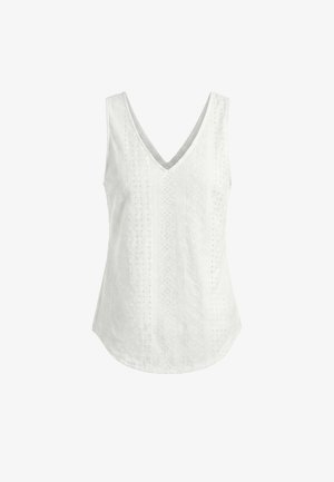 Fehér, ujjatlan V-nyakú felső finom csipkemintával és hullámos szegéllyel, fehér háttér előtt.