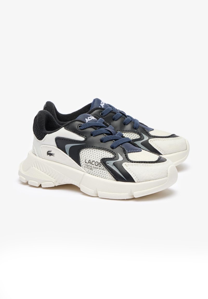 Chaussures de sport blanches et marine avec une tige en mesh et synthétique, accents texturés, fermeture à lacets et semelle extérieure en caoutchouc texturé.