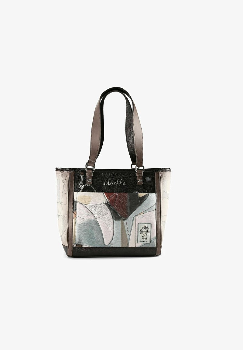 Tragetasche mit abstraktem Patchwork in Beige-, Grau- und Brauntönen, mit Fronttasche, zwei braunen Tragegriffen und "Anekke"-Markenlogo.