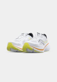 Weiße Laufschuhe mit einem strukturierten Mesh-Obermaterial, schwarzen Akzenten und einer leuchtend gelben Sohle. Verfügt über eine gepolsterte Sohle und einen kontrastierenden orangefarbenen Streifen.
