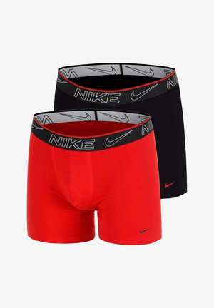 Due boxer da uomo Nike, uno rosso e uno nero, entrambi con una cintura elasticizzata nera con il logo Nike e lo swoosh in bianco.