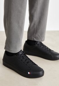 Tommy Hilfiger MODERN - Matalavartiset tennarit - triple black