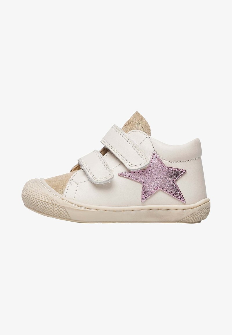 Chaussure en cuir blanc avec des accents beige, deux bandes Velcro et un détail en étoile pailleté rose sur le côté. Semelle en caoutchouc ronde avec texture.