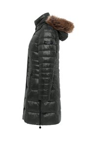 Donkergroene pufferjack met een met bont gevoerde capuchon. Bevat een horizontaal gestikt patroon en ritssluitingen aan de zijkanten. Zachte, glanzende stof.