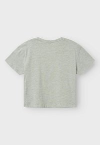 Grå bomullst-shirt med kort ärm och rund halsringning, med en enkel, slät textur och en avslappnad, kort design.