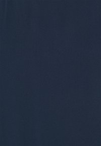 Marinblått tyg, slät textur, lätt vikt, lätt glansig yta, med en enfärgad nyans utan synliga mönster eller accenter.