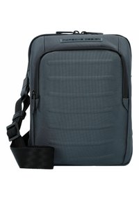Borsa grigia con texture e design elegante, caratterizzata da una tracolla nera regolabile e un logo sul davanti. Dettagli in tessuto imbottito e cerniere notevoli.
