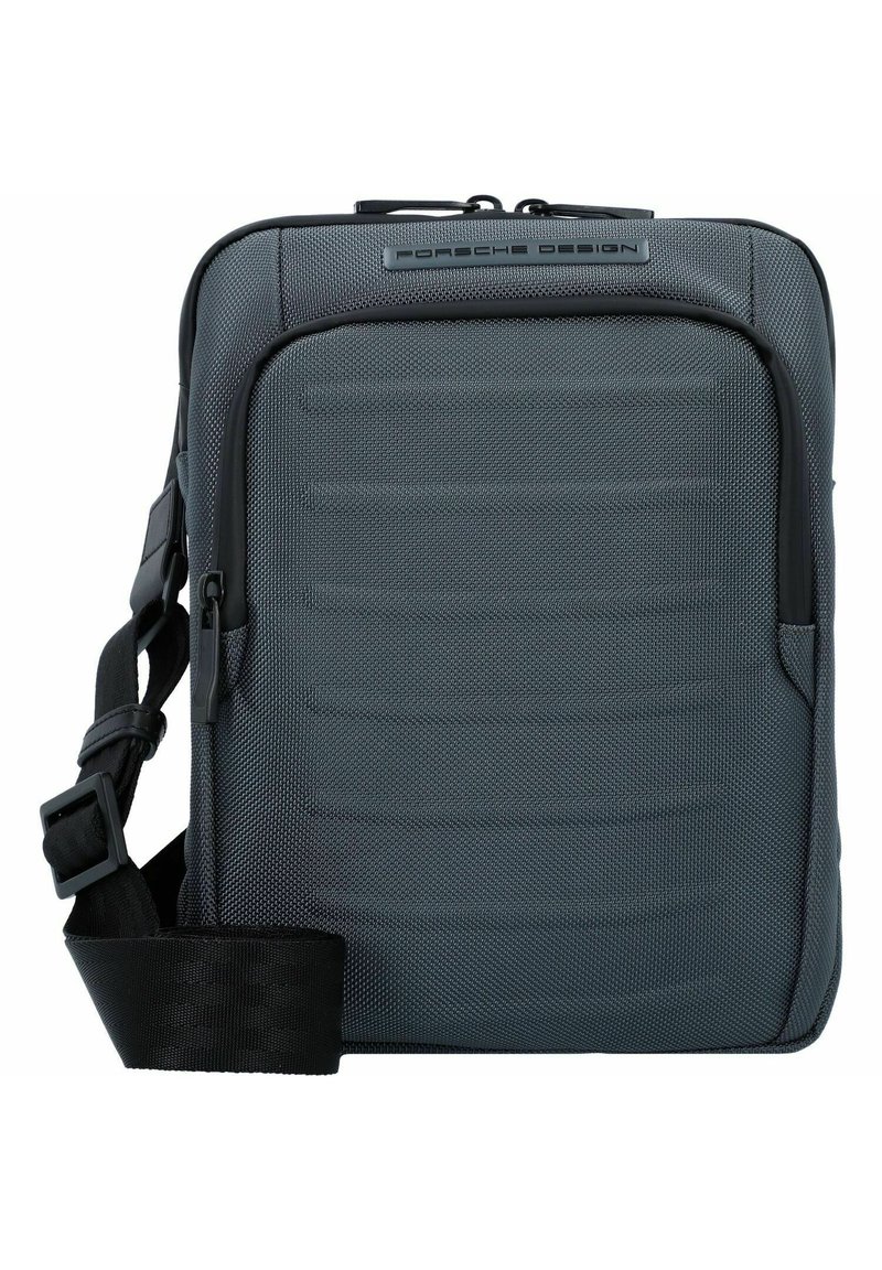 Borsa grigia con texture e design elegante, caratterizzata da una tracolla nera regolabile e un logo sul davanti. Dettagli in tessuto imbottito e cerniere notevoli.