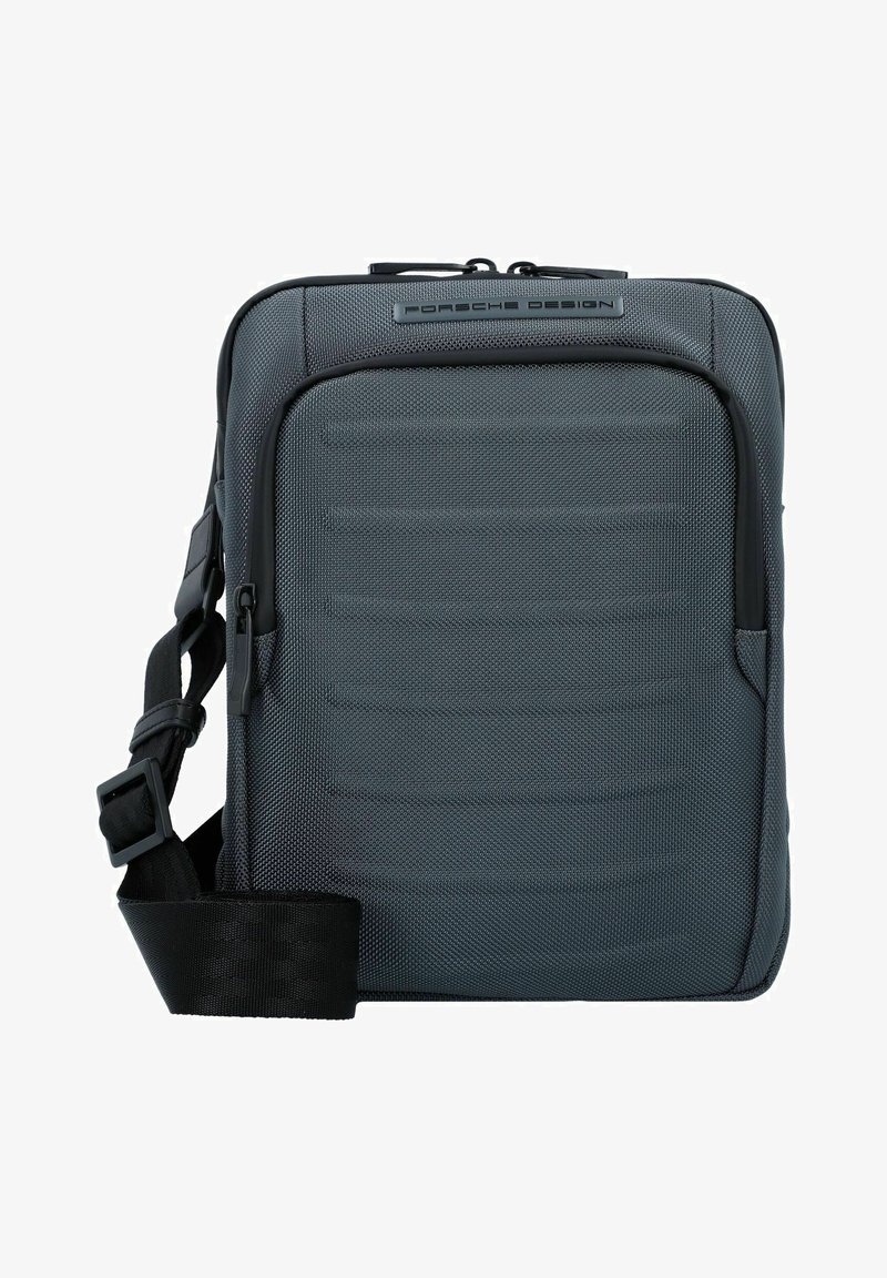 Borsa grigia con texture e design elegante, caratterizzata da una tracolla nera regolabile e un logo sul davanti. Dettagli in tessuto imbottito e cerniere notevoli.