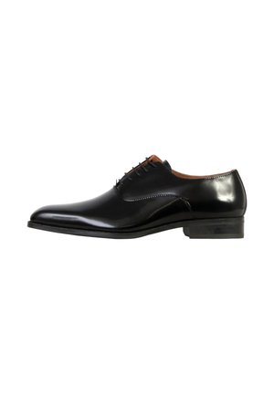 Chaussure Oxford pour homme en cuir noir poli avec laçage fermé, petit talon et bout arrondi lisse, vue de côté.