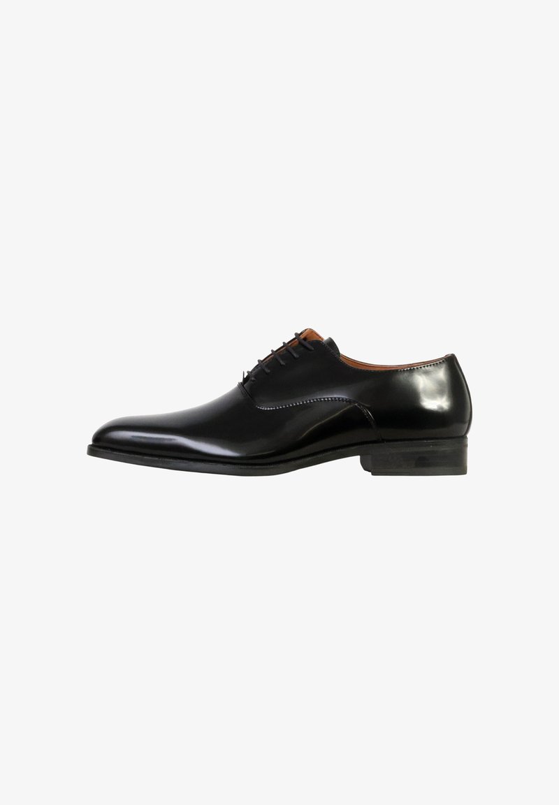 Chaussure Oxford pour homme en cuir noir poli avec laçage fermé, petit talon et bout arrondi lisse, vue de côté.