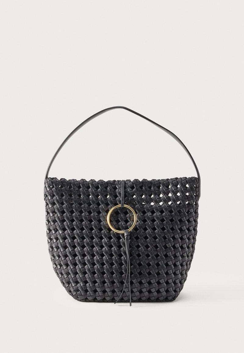 Sac à main en cuir tressé noir avec une bandoulière unique et un détail de bague circulaire en or sur la fermeture avant.