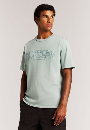 Lichtgroen katoenen T-shirt met korte mouwen, voorzien van een gedurfde "PROTEST"-opdruk in een donkere tint, ronde hals en een ontspannen pasvorm.