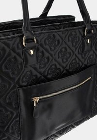 Borsa a tracolla nera trapuntata con motivi in rilievo, dettagli in pelle liscia, doppi manici e una tasca frontale con zip e finiture dorate.