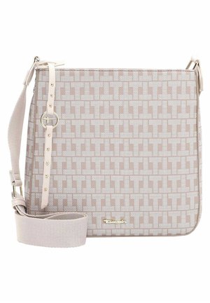 Beżowa torba crossbody z powtarzającym się geometrycznym wzorem, regulowanym paskiem z metalową klamrą i małym metalowym logo marki na przodzie.