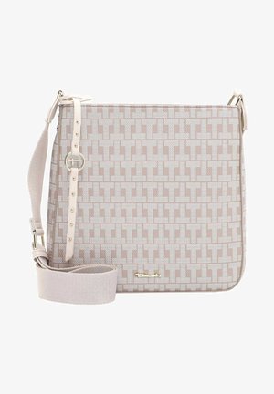 Beżowa torba crossbody z powtarzającym się geometrycznym wzorem, regulowanym paskiem z metalową klamrą i małym metalowym logo marki na przodzie.