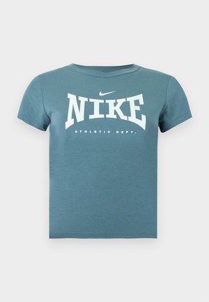 Κοντομάνικη μπλούζα Nike σε τιρκουάζ με λευκή επιγραφή «NIKE ATHLETIC DEPT.» και μικρό λογότυπο swoosh στο στήθος, παρουσίαση σε απλό φόντο.