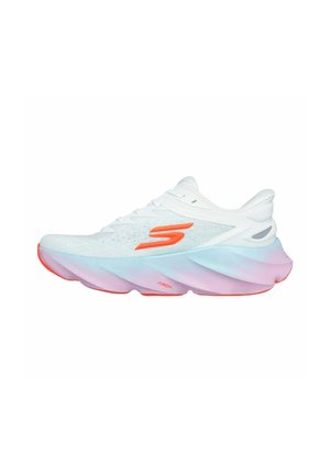 Zapatilla blanca para correr con suela en degradado en tonos pastel morado-azul, logo naranja en el lateral y talón acolchado para soporte.