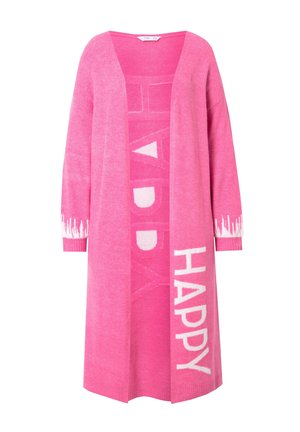 Cardigan en tricot rose avec un devant ouvert, arborant le mot "HAPPY" en blanc et des motifs géométriques au dos et sur les manches.
