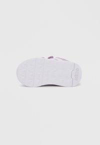 Λευκή σόλα από καουτσούκ για αθλητικά παπούτσια με υφή στο πέλμα για καλύτερη πρόσφυση. Διαθέτει έντονο λογότυπο. Καθαρό σχέδιο χωρίς ορατές φθορές ή γρατζουνιές.