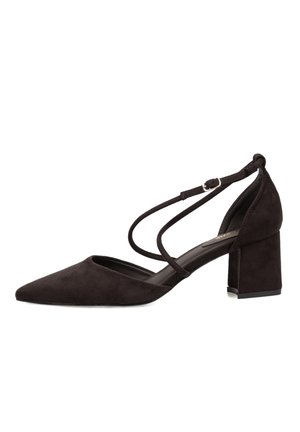 Zapato de mujer de ante negro con puntera puntiaguda, correa en el tobillo con hebilla y tacón tipo bloque de altura media sobre fondo blanco.