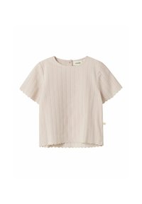 Top rosa chiaro a maniche corte con righe verticali, scollatura rotonda e orlo scallop. Il tessuto appare liscio con una lieve texture.