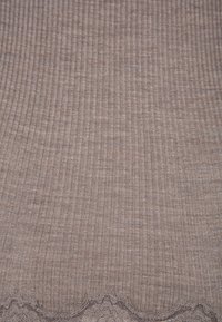 Prążkowana tkanina w jasnobrązowym kolorze z delikatną koronkową lamówką na dolnej krawędzi, charakteryzująca się miękką teksturą i subtelnym połyskiem.