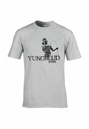 Grå T-shirt med sort silhuet af en sanger, der holder en mikrofon og kabel, tekst "YUNGBLUD IDOLS" under billedet.