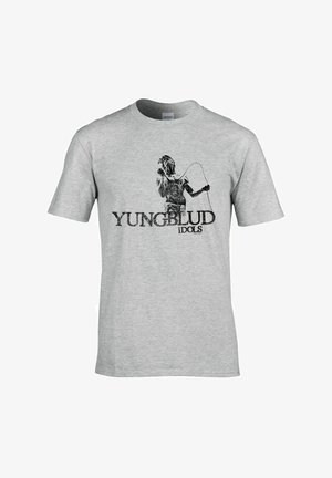 Grå T-shirt med sort silhuet af en sanger, der holder en mikrofon og kabel, tekst "YUNGBLUD IDOLS" under billedet.