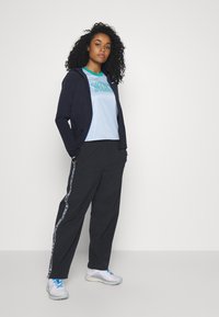 Nike Performance SWIFT  - Løbejakker - black/reflective silver
