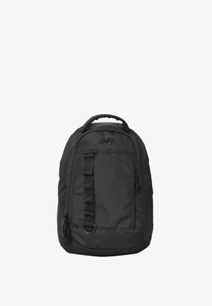Schwarzer kompakter Rucksack mit Tragegriff oben, vorderer Reißverschlusstasche, Schlaufen und New Balance Logo am oberen vorderen Panel.