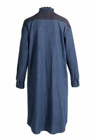 Denim duža košulja haljina s nabranim ovratnikom, tamnim teksturiranim naglascima na ramenima, dugim rukavima i zaobljenim rubom.