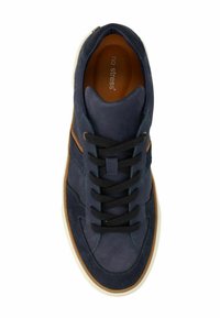 Marine suède sneakers met zwarte veters en een bruine leren accent, voorzien van een witte rubberen zool en gestikte details.