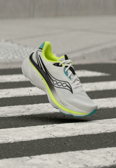 Saucony HURRICANE 26