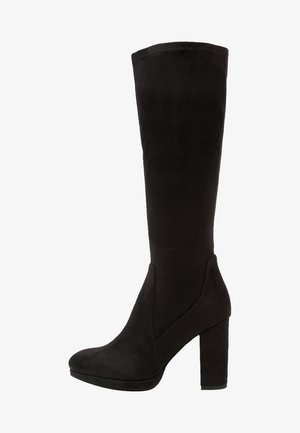 Černé vysoké kozačky vyrobené z umělé zamšové kůže, s robustním vysokým podpatkem a zúženým siluetou, s hladkým povrchem a minimem designových detailů.