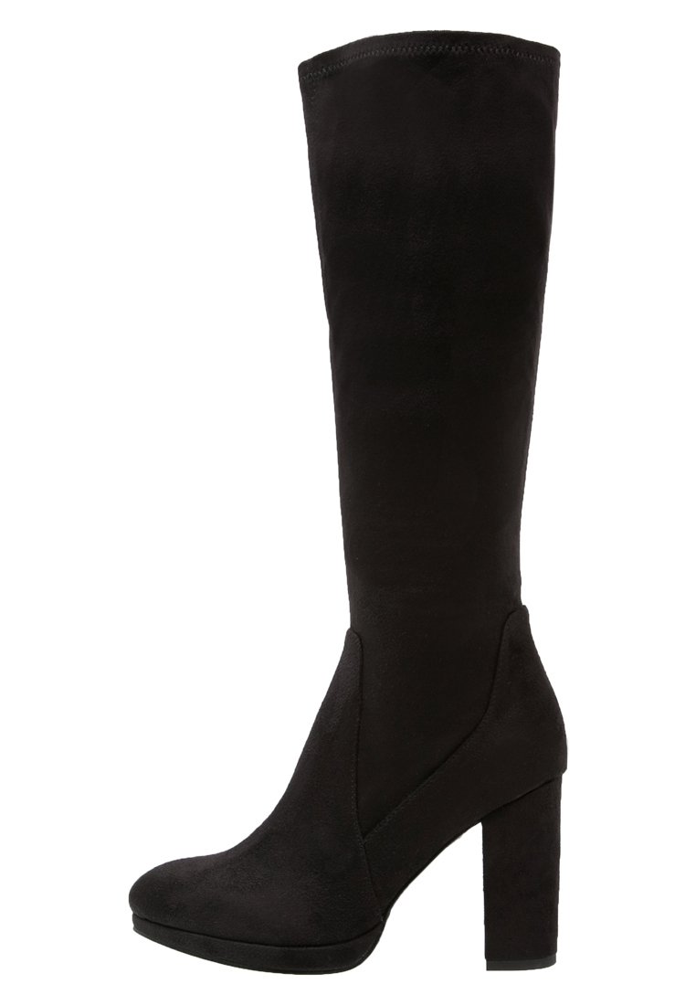 Černé vysoké kozačky vyrobené z umělé zamšové kůže, s robustním vysokým podpatkem a zúženým siluetou, s hladkým povrchem a minimem designových detailů.