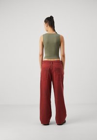 BDG Urban Outfitters SLASH NECK TANK - Viršus - deep lichen green
