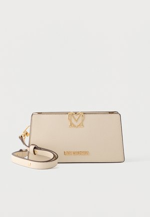 Borsa a tracolla in pelle beige con texture, logo dorato "Love Moschino" ed emblema a forma di cuore, con tracolla regolabile e dettagli in metallo dorato.