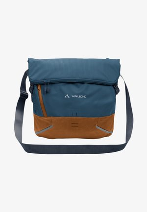 Blaue und braune Umhängetasche mit verstellbarem Tragegurt, vorderer Reißverschlusstasche, strukturiertem Stoff und reflektierenden Akzenten an der Unterseite.