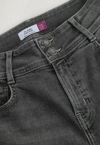Hoge flared jeans in donkergrijs denim, met een klassieke knoopsluiting en dubbele voorkeuzepockets, met een licht gestructureerde afwerking.