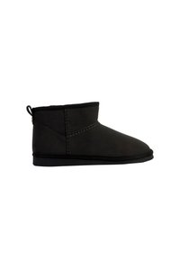 Botas de tobillo de ante negro con punta redondeada, detalles de costura mínimos y una lengüeta en bucle en la parte trasera. Suela plana de goma.