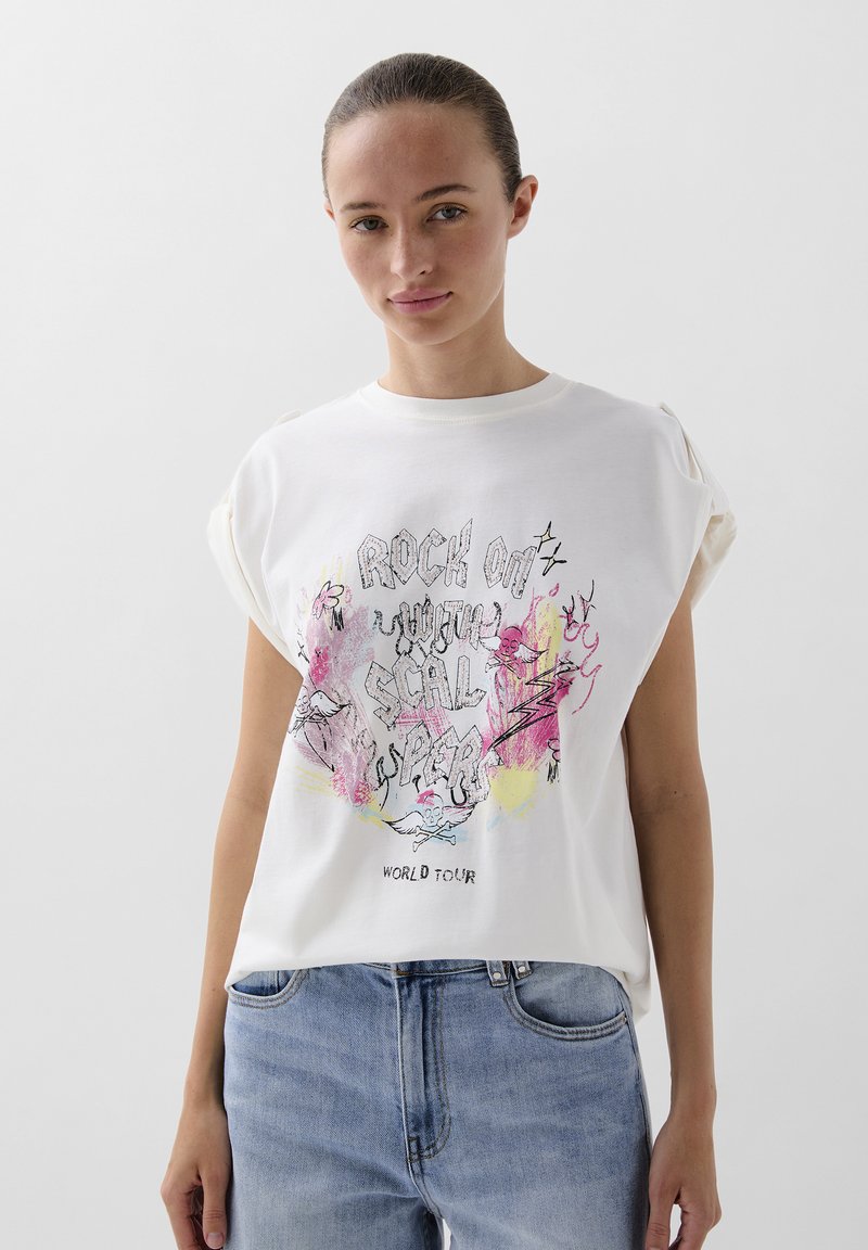Weißes Baumwoll-T-Shirt mit hochgekrempelten Ärmeln, das grafischen Text und farbenfrohe abstrakte Designs im Zusammenhang mit einer "Weltreise" zeigt.