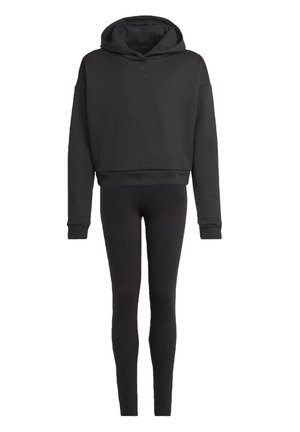 Set di felpa nera corta e leggings, realizzato in un tessuto morbido. Presenta un cappuccio, polsini a coste e accenti di logo sottili su entrambi i capi.
