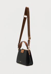 Czarna skórzana torebka o zorganizowanej formie, z brązowymi akcentami i odpinanym paskiem. Posiada mały przedni klapek i złote wykończenia.