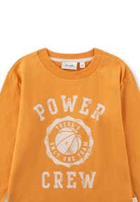Oranges Sweatshirt mit weißem Text "POWER CREW" und einer Basketball-Grafik in der Mitte mit dem Satz "ES GIBT NUR EIN TEAM."