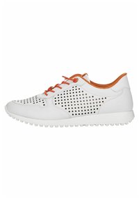 Baskets blanches avec un design perforé, accents orange sur les lacets et la doublure intérieure, et semelle texturée pour une meilleure adhérence. Bout arrondi et profil bas.