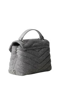 Borsa a mano in feltro grigio con motivo a chevron, dotata di manico superiore, ferramenta argentata e patta ripiegata. La superficie testurizzata aggiunge profondità.