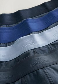 Flerfärgade herrunderkläder med elastiska midjeband i mörk marinblå, blå, ljusblå och grå med präglad "NEXT SIGNATURE"-logotyp.