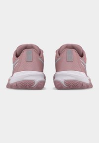 Ροζ αθλητικά παπούτσια με υφασμάτινο επάνω μέρος, ασημί λεπτομέρειες και λευκή σόλα με ανάγλυφο πέλμα για καλύτερη πρόσφυση.