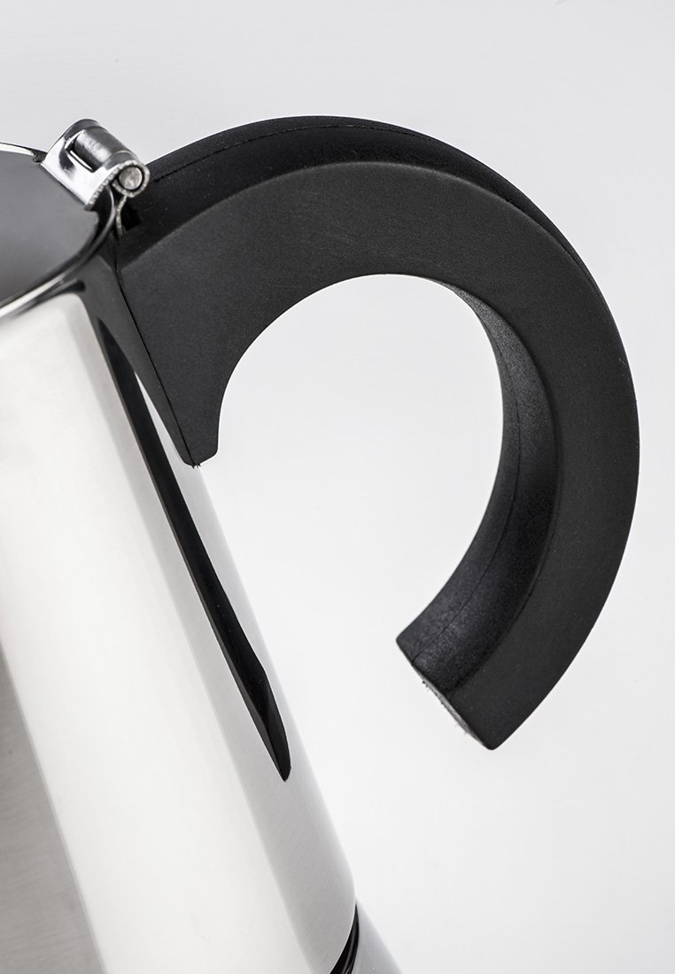 Bouilloire en acier inoxydable avec une poignée en caoutchouc noir. La poignée est courbée, offrant une prise en main confortable, mise en valeur par un fini brillant sur le corps.